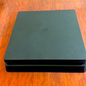 PS 4 used but new condition with controler